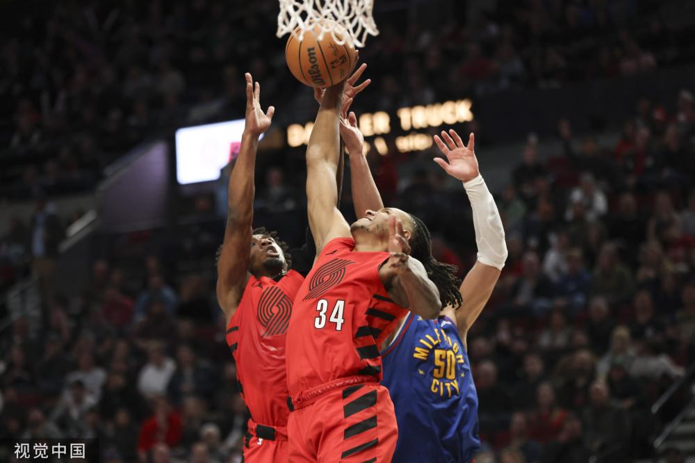 有说有笑，沙特主帅勒纳尔赛后拽紧伊万衣领.